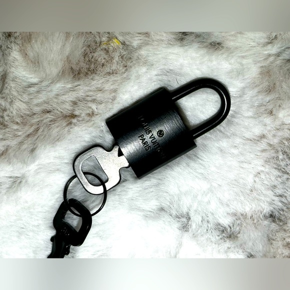 LV Lock & Keys Set Matte Black - Picture 4 of 5